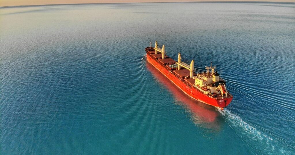 Схема передачи геополитического риска в нефть, облигации и акции через логистику, ставки и ожидания инфляции
