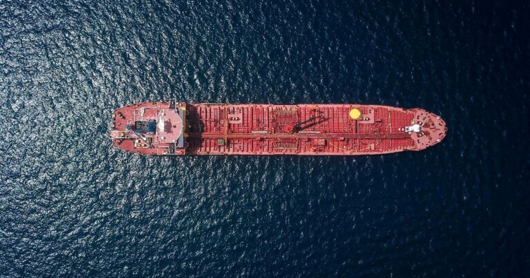 Нефть Brent выше $100 на фоне морского танкера и карты проливов, показывая риск-премию в цене нефти