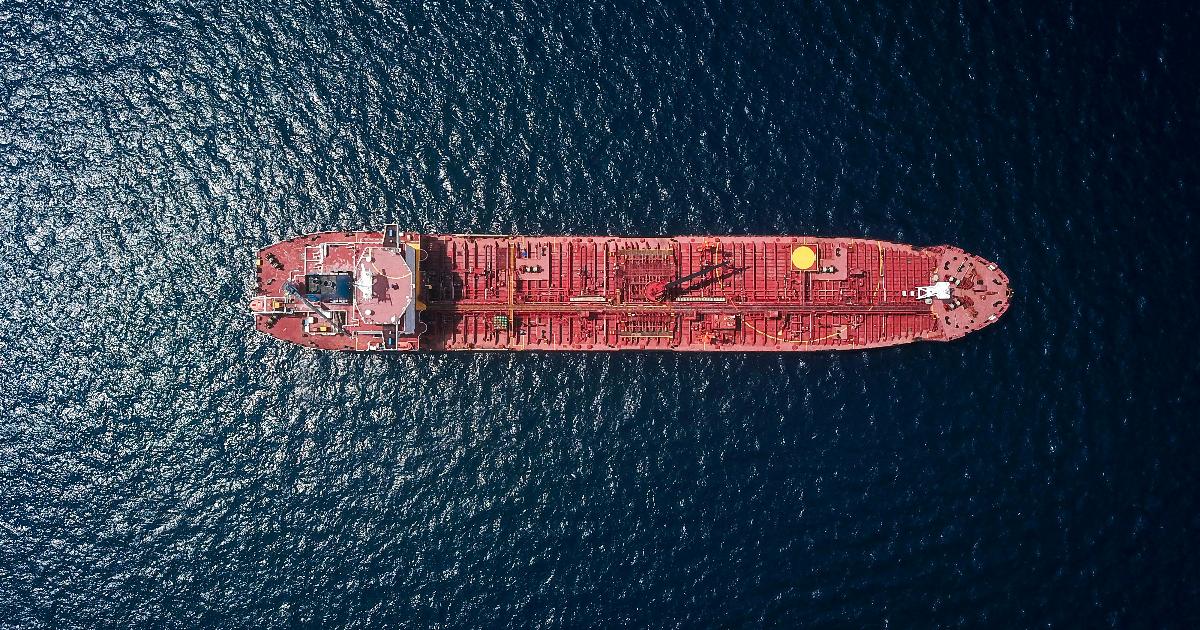 Нефть Brent выше $100 на фоне морского танкера и карты проливов, показывая риск-премию в цене нефти