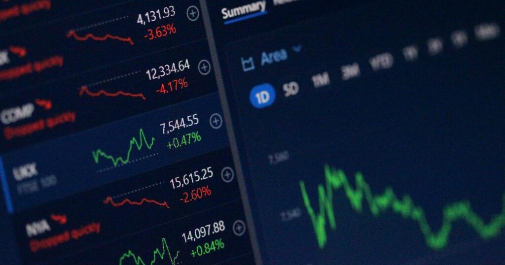 Инвестор сверяет структуру портфеля на экране с целевыми долями — ребалансировка портфеля как инструмент дисциплины риска
